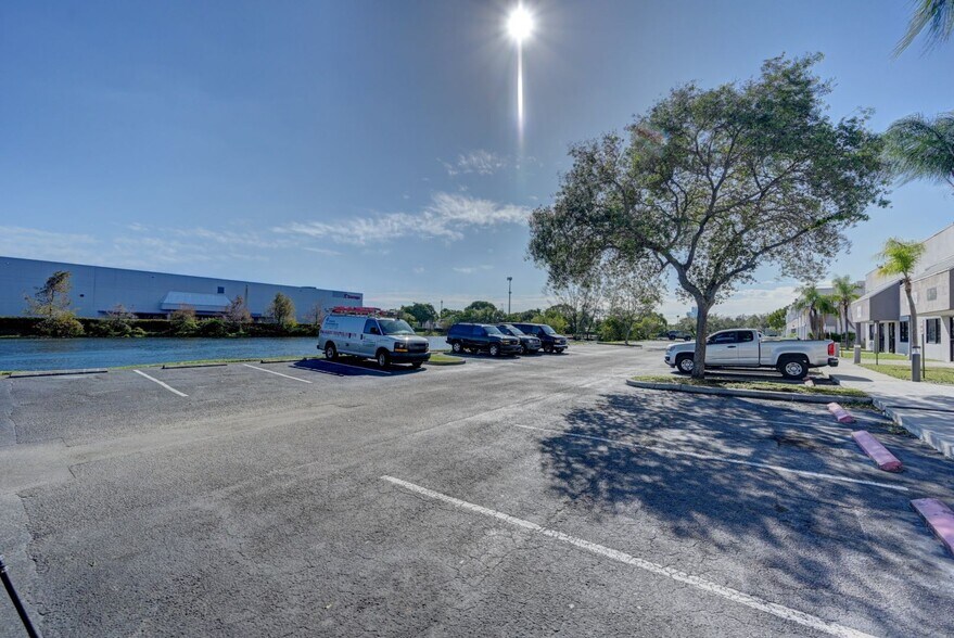 4051 SW 47th Ave, Davie, FL à louer - Photo de l’immeuble – Image 3 sur 3