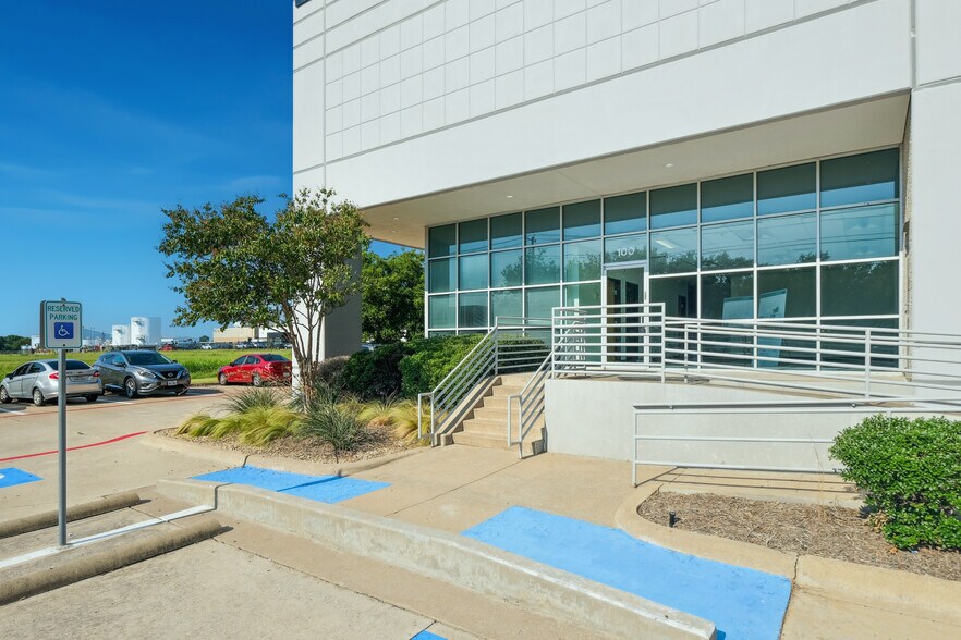 1825 Westpark Dr, Grand Prairie, TX à louer - Photo de l’immeuble – Image 2 sur 16