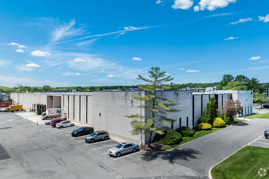30 Hub Dr, Melville, NY à louer - Photo de l’immeuble – Image 2 sur 4