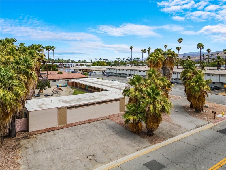 490 S Compadre Rd, Palm Springs, CA à vendre - Photo de l’immeuble – Image 2 sur 15