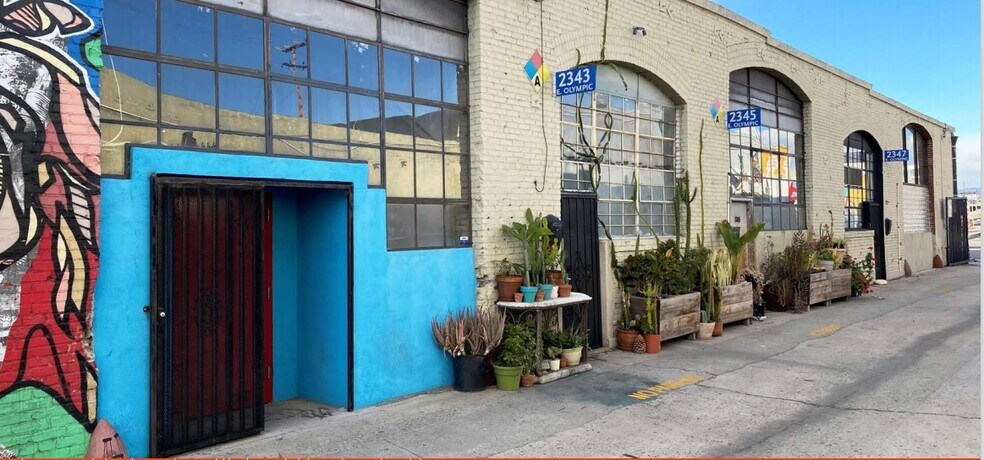 2341-2345 E Olympic Blvd, Los Angeles, CA à louer - Photo de l’immeuble – Image 3 sur 19