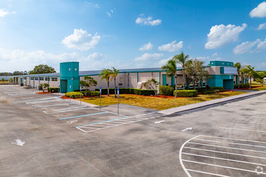 2725-2755 Kirby Cir NE, Palm Bay, FL à vendre - Photo de l’immeuble – Image 1 sur 5