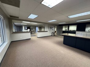 1375 S Eastwood Dr, Woodstock, IL à vendre Photo intérieure– Image 1 sur 15