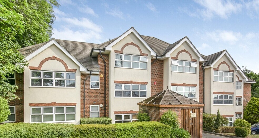 Moon Ln, Barnet à vendre - Photo principale – Image 1 sur 4