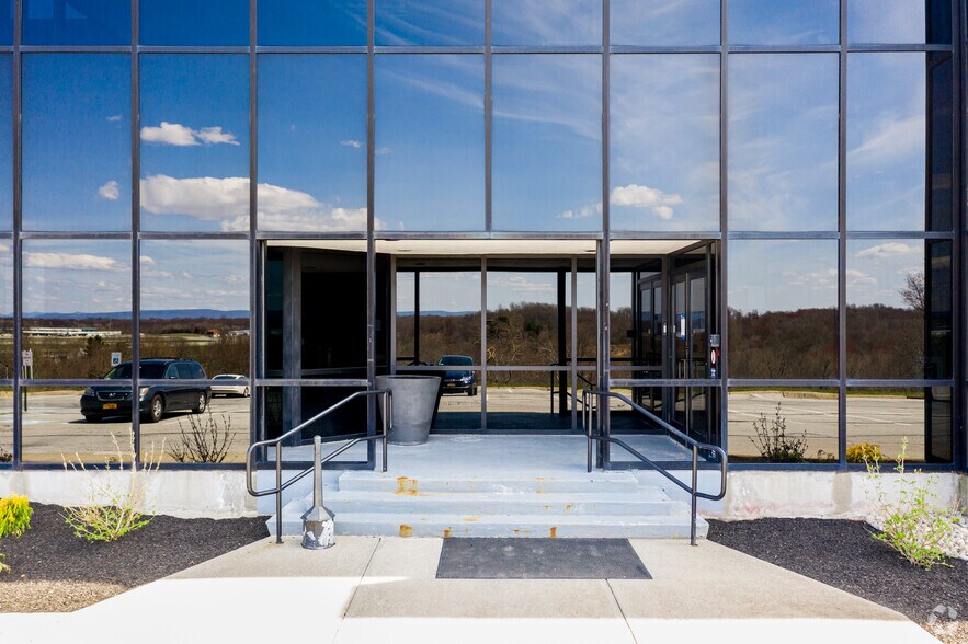 33 Airport Center Dr, New Windsor Township, NY à louer - Photo de l’immeuble – Image 2 sur 7