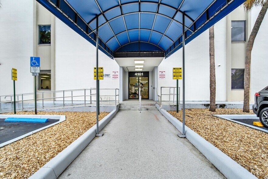 4101 NW 4th St, Plantation, FL à louer - Photo de l’immeuble – Image 3 sur 22