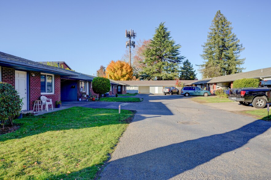1049 SE Walnut St, Hillsboro, OR à vendre - Photo de l’immeuble – Image 2 sur 44