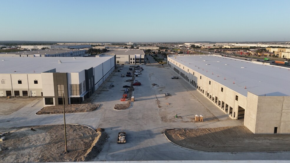 7901 South Fwy, Fort Worth, TX à louer - Photo de l’immeuble – Image 2 sur 9