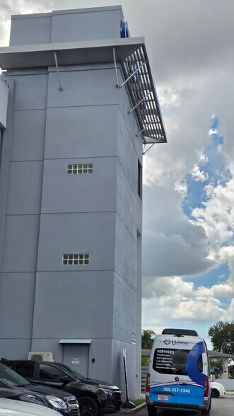 3383 NW 7th St, Miami, FL à louer - Photo de l’immeuble – Image 2 sur 2