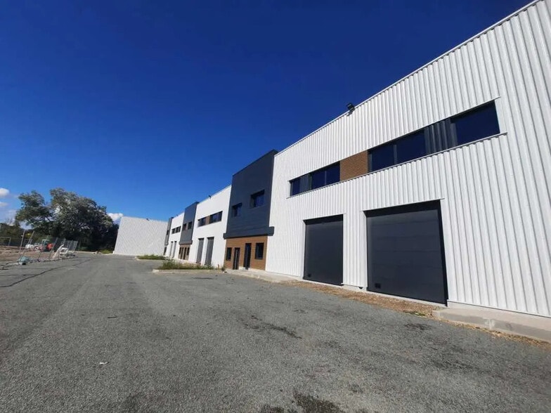 Bureau dans La Tour-de-Salvagny à louer - Photo de l’immeuble – Image 2 sur 9