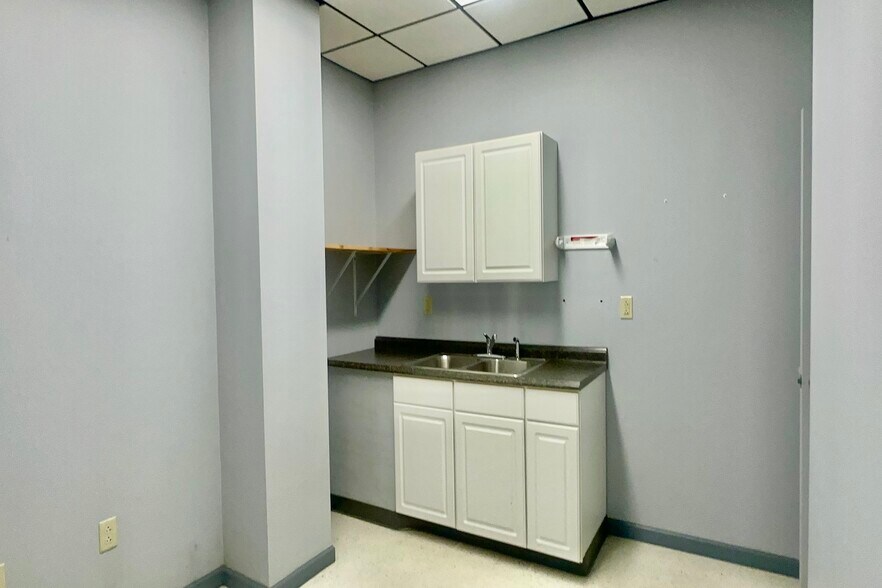 2412 Palumbo Dr, Lexington, KY à louer - Photo de l’immeuble – Image 2 sur 7