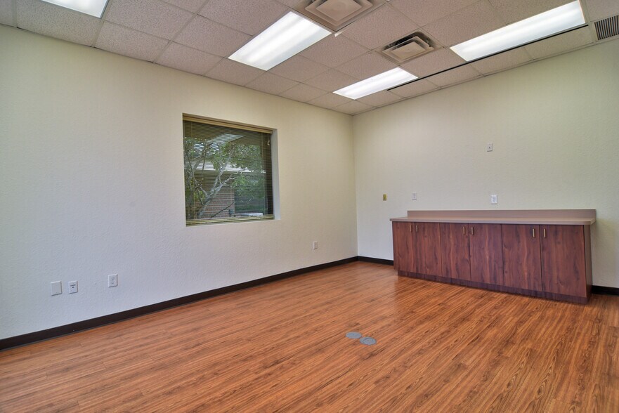 4500 140th Ave N, Clearwater, FL à louer - Photo intérieure – Image 2 sur 32
