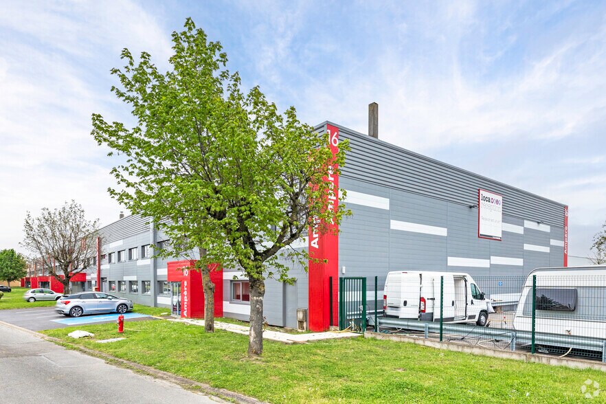 Local d’activités dans Saint-Ouen-l'Aumône à louer - Photo principale – Image 1 sur 2