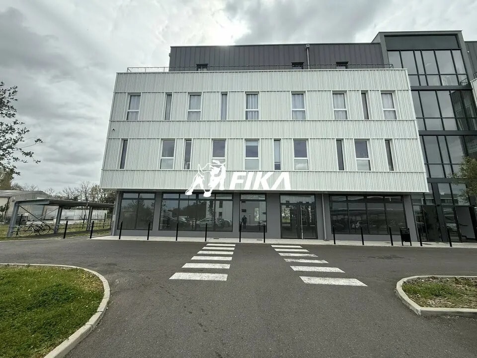 Local commercial dans Saint-Médard-en-Jalles à louer Photo de l’immeuble– Image 1 sur 11