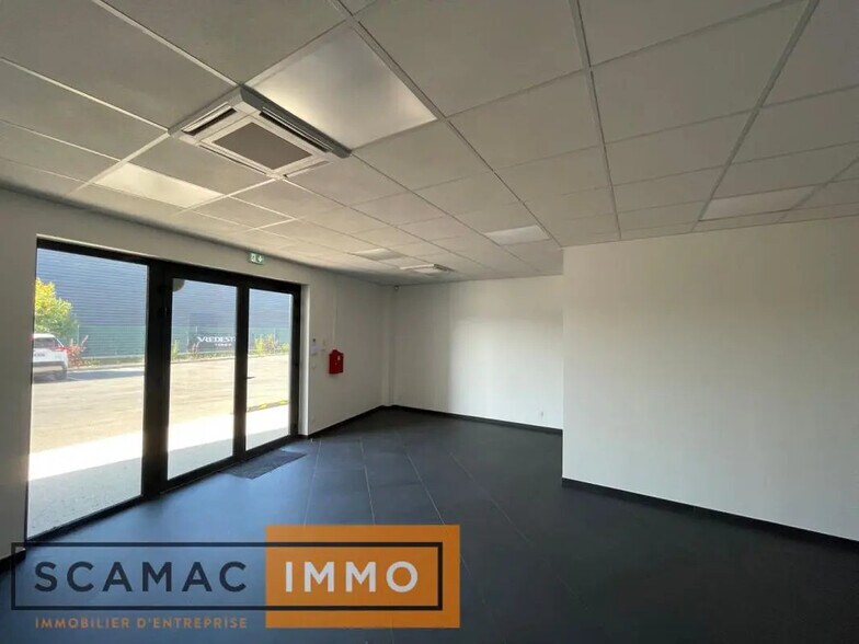 Bureau dans Saint-Pierre-du-Perray à louer - Photo de l’immeuble – Image 3 sur 9