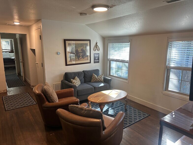 821 Roger Ave, South Lake Tahoe, CA à louer - Photo intérieure – Image 2 sur 18