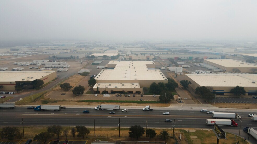 13701 Mines Rd, Laredo, TX à louer - Photo de l’immeuble – Image 2 sur 11