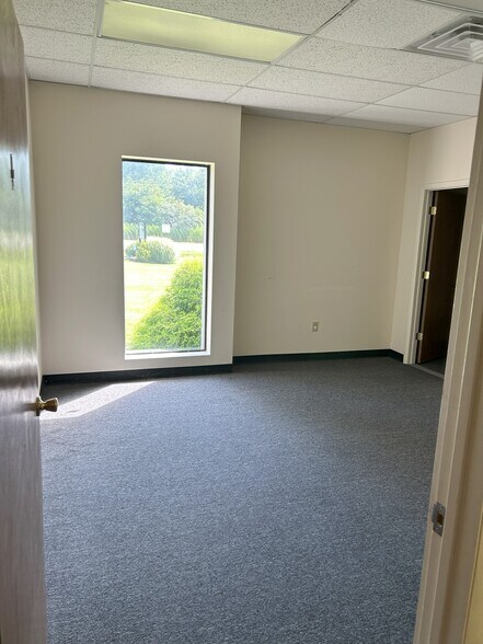 7453 Morgan Rd, Liverpool, NY à louer - Photo de l’immeuble – Image 3 sur 9