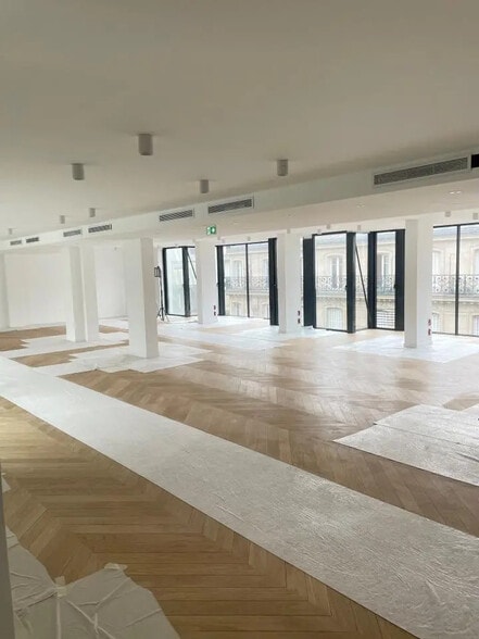 47 Rue De Ponthieu, Paris à louer - Photo de l’immeuble – Image 2 sur 4