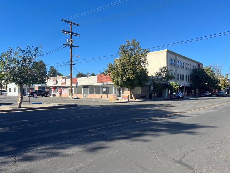 7209-7219 Owensmouth Ave, Canoga Park, CA à louer - Photo de l’immeuble – Image 1 sur 1