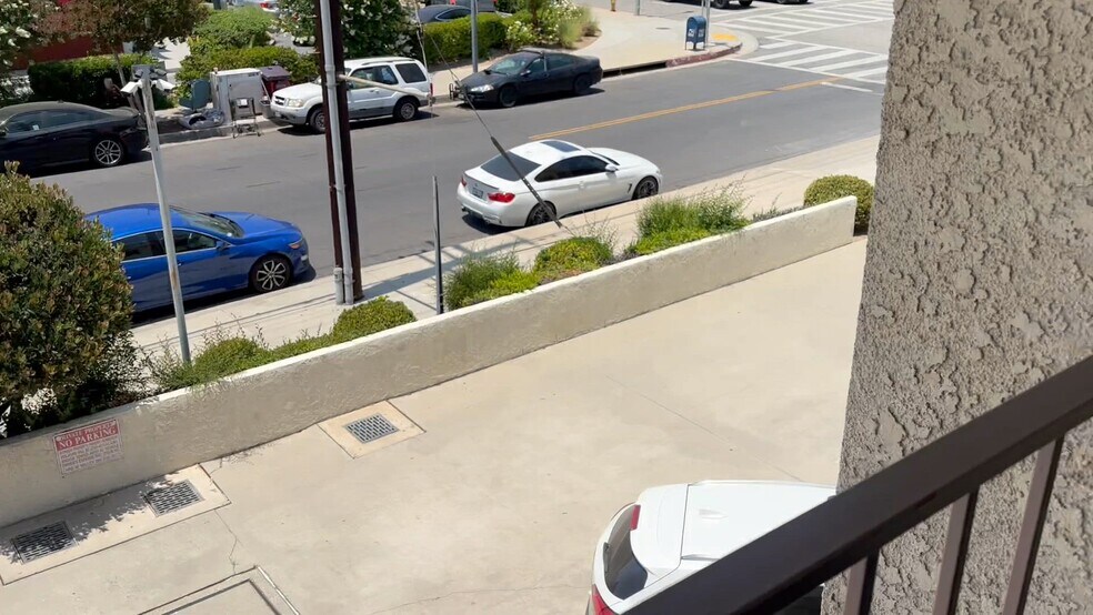 22156 Sherman Way, Canoga Park, CA à louer - Vidéo sur l’annonce professionnelle – Image 2 sur 14