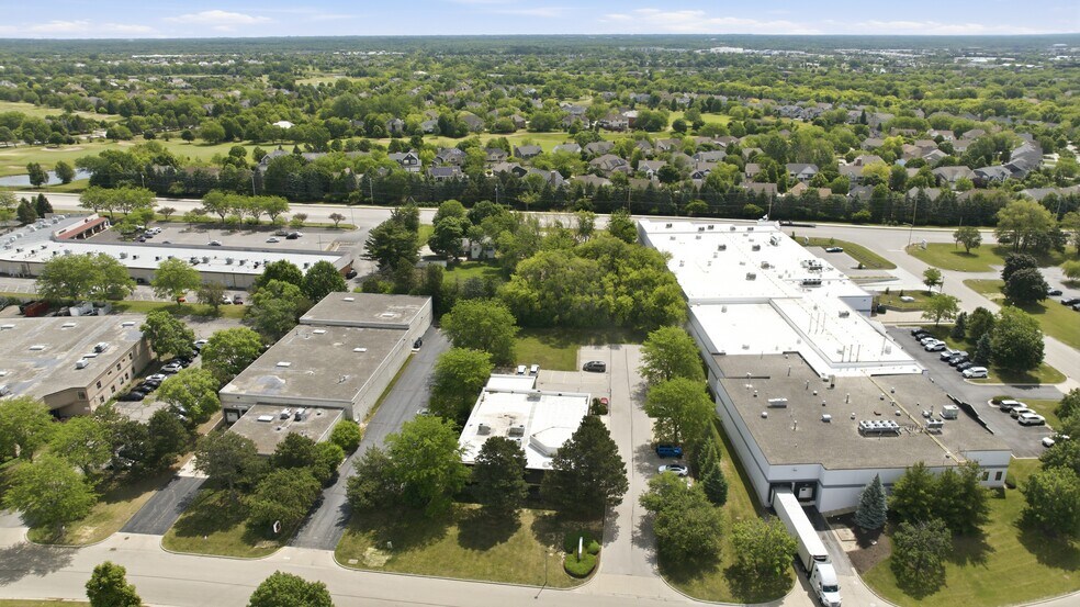 975 Campus Dr, Mundelein, IL à vendre - Photo de l’immeuble – Image 3 sur 30