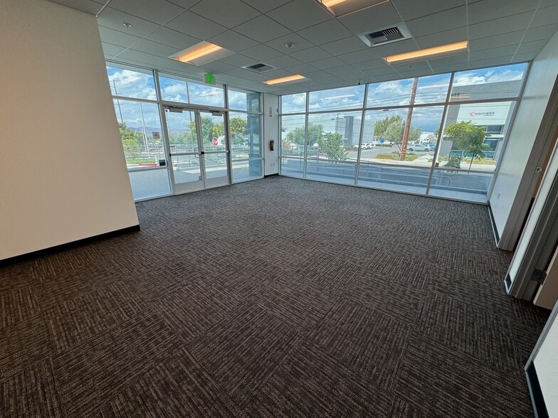 900 Marlborough ave, Riverside, CA à louer - Photo de l’immeuble – Image 2 sur 23