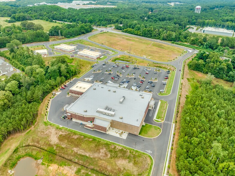 Arbor Spring Cir, Newnan, GA à vendre - Photo de l’immeuble – Image 2 sur 5