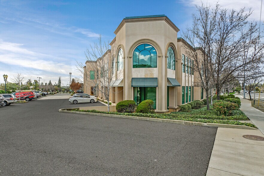 41111 Mission Blvd, Fremont, CA à louer - Photo de l’immeuble – Image 2 sur 36