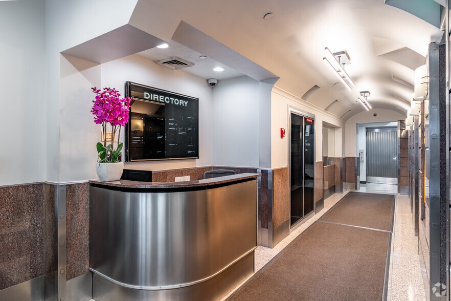 18 E 41st St, New York, NY à louer - Hall d’entrée – Image 3 sur 7
