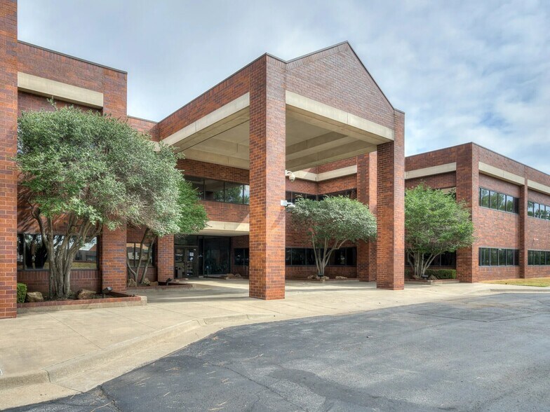 7301 NW Expressway, Oklahoma City, OK à louer - Photo de l’immeuble – Image 3 sur 24