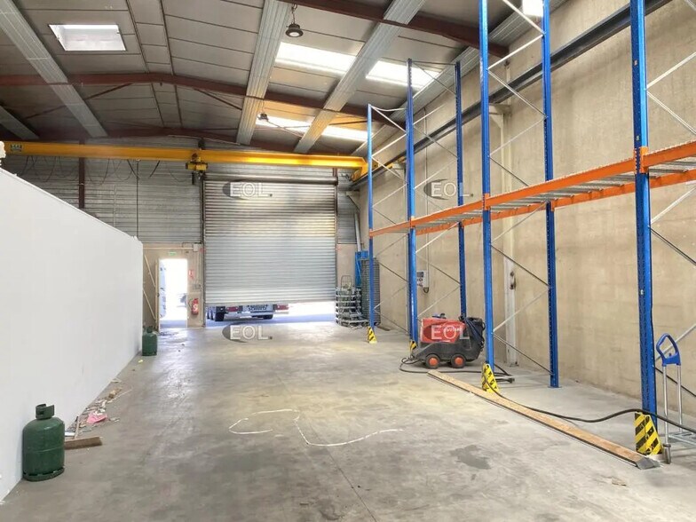 Local d’activités dans Genas à louer - Photo de l’immeuble – Image 1 sur 12
