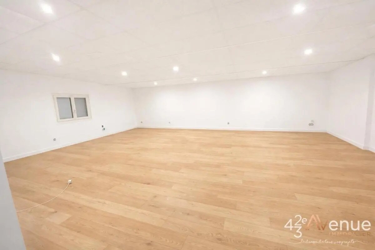 Local d'activités dans Saint-Martin-la-Plaine à vendre Photo de l’immeuble– Image 1 sur 4