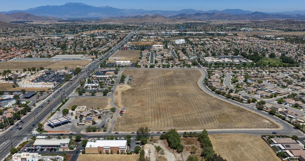 Newport Rd, Menifee, CA à louer - Photo de l’immeuble – Image 1 sur 6