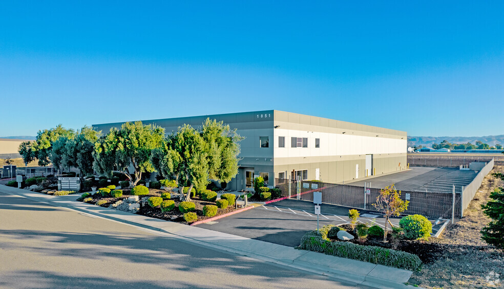 1851 Airway Dr, Hollister, CA à vendre - Photo de l’immeuble – Image 3 sur 39