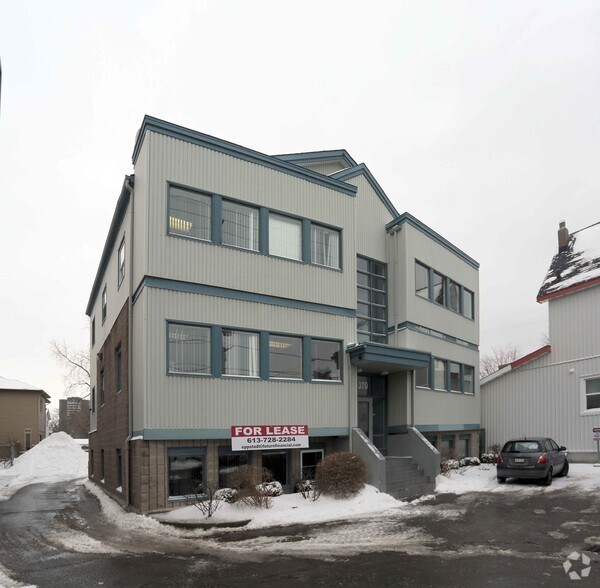 370 Churchill Ave N, Ottawa, ON à louer - Photo de l’immeuble – Image 3 sur 5