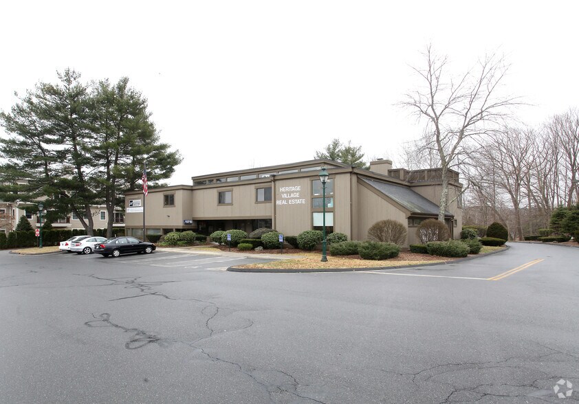 3 Village Grn, Southbury, CT à louer - Photo principale – Image 1 sur 3