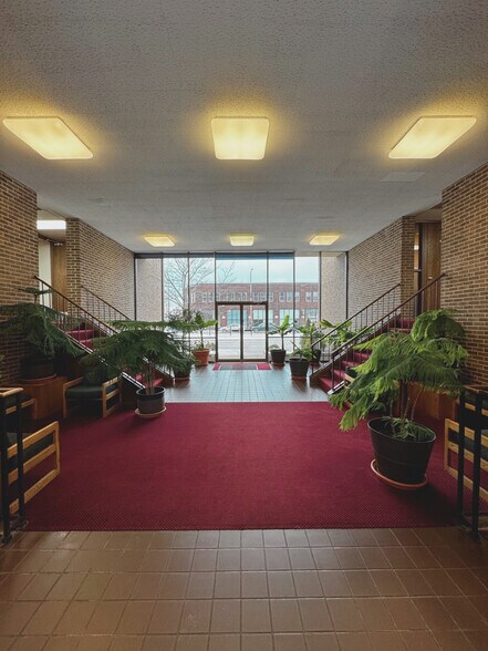 2469 W University Ave, Saint Paul, MN à vendre - Photo intérieure – Image 2 sur 18