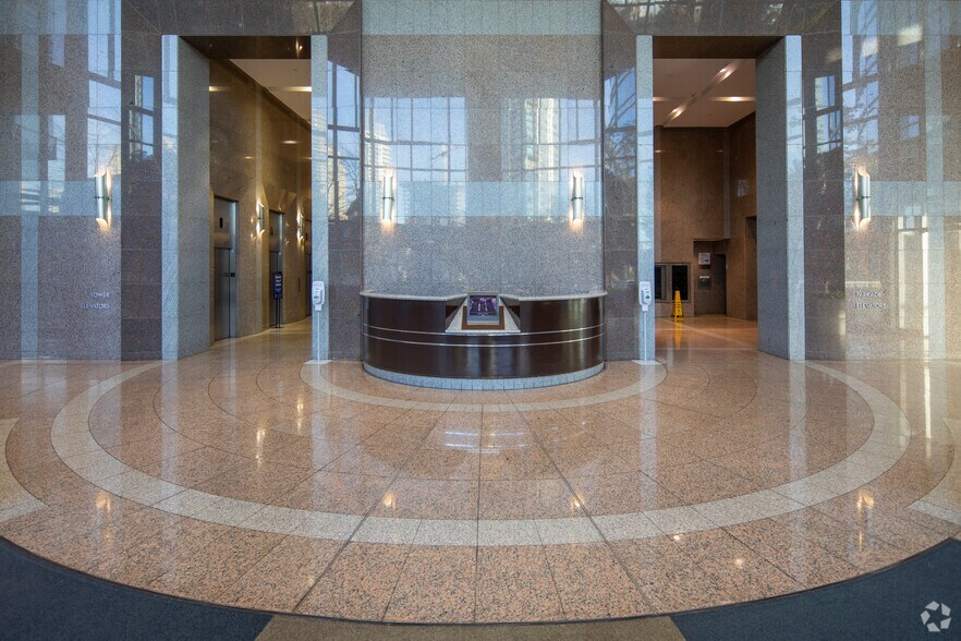 4750 Kingsway, Burnaby, BC à louer - Hall d’entrée – Image 2 sur 28