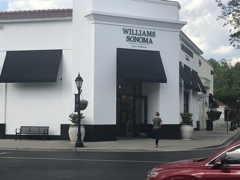 6401 Carnegie Blvd, Charlotte, NC à louer - Photo de l’immeuble – Image 3 sur 6