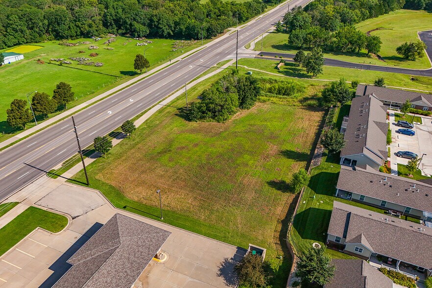201 Village Lake Drive, Derby, KS à vendre - Photo de l’immeuble – Image 3 sur 30