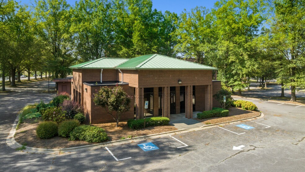 5610 University Pky, Winston-Salem, NC à vendre - Photo de l’immeuble – Image 3 sur 4