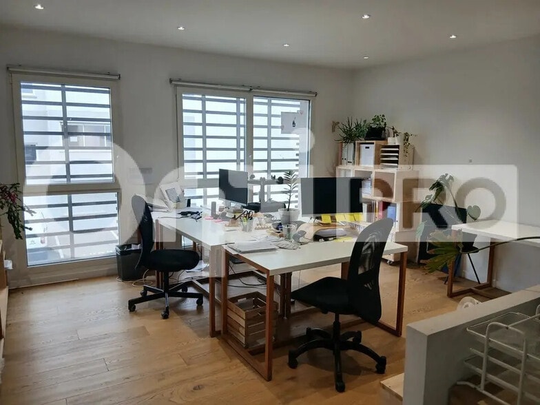 Local d'activités dans Lunel à vendre - Photo de l’immeuble – Image 2 sur 4