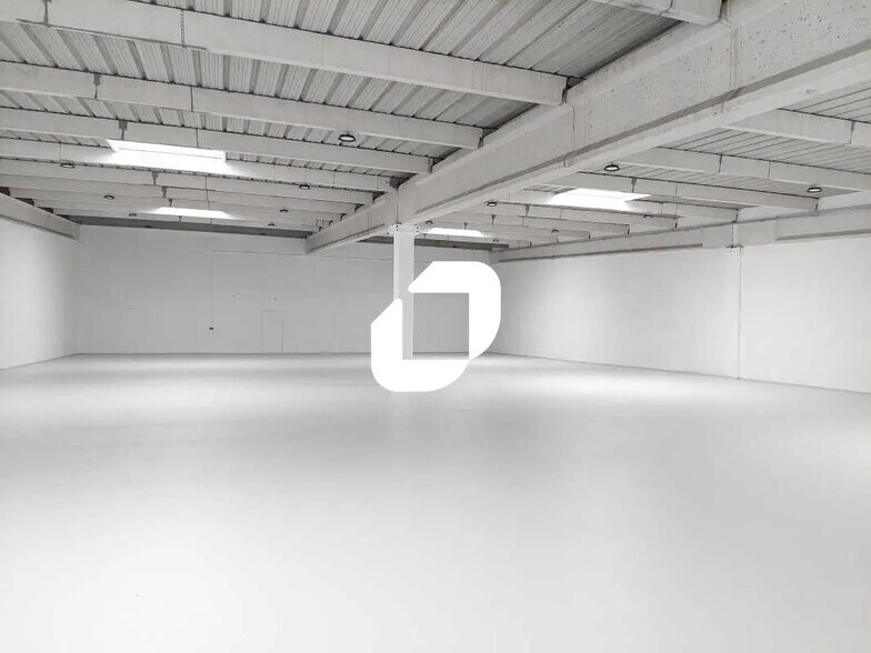 Local d’activités dans Coignières à louer - Photo de l’immeuble – Image 2 sur 10