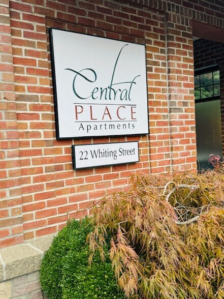22 Whiting St, Plainville, CT à louer - Photo de l’immeuble – Image 3 sur 4