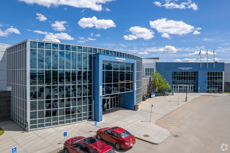 800 East Lake Blvd NE, Airdrie, AB à louer - Photo de l’immeuble – Image 2 sur 14