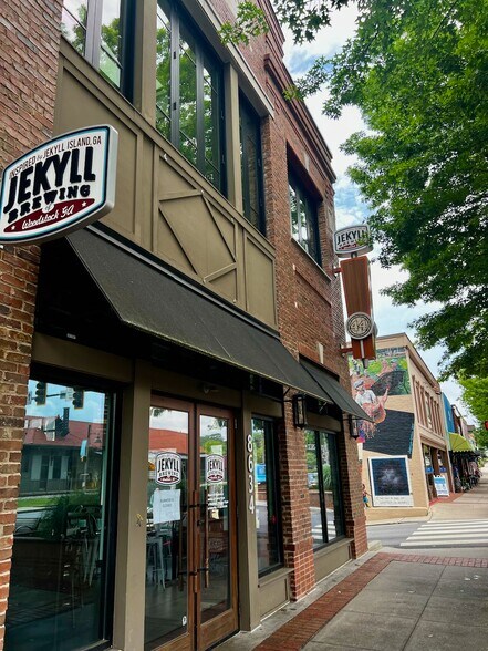 8632 Main St, Woodstock, GA à louer - Photo de l’immeuble – Image 2 sur 15