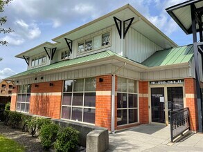 12005 238B St, Maple Ridge, BC à louer Photo de l’immeuble– Image 2 sur 4