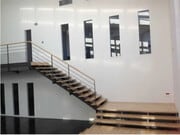 Espace intérieur moderne avec un escalier élégant et lumineux.