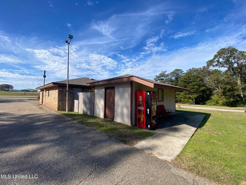 404 Frontage Dr E, Wiggins, MS à vendre - Photo de l’immeuble – Image 2 sur 22